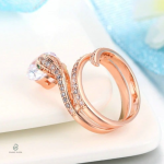 Bague serpent délicate, or rose et diamant pour un style chic