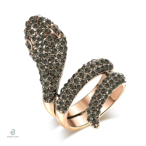 Bague serpent dorée ornée de diamants noirs