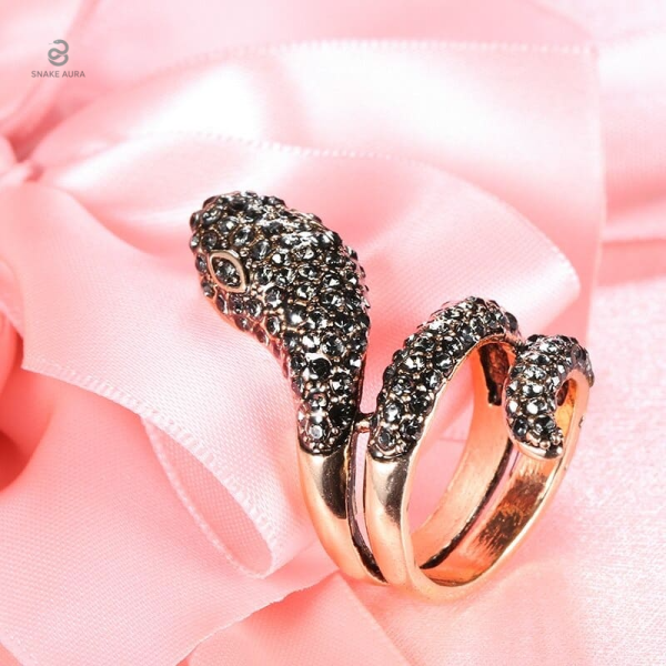 Bague serpent en or avec détail en diamant noir