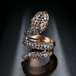 Bijou serpent doré, élégant avec pierre noire