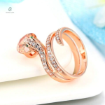 Bague serpent décorée de diamant orange brillant