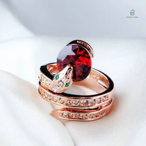 Bague serpent ornée de diamant rouge et or rose