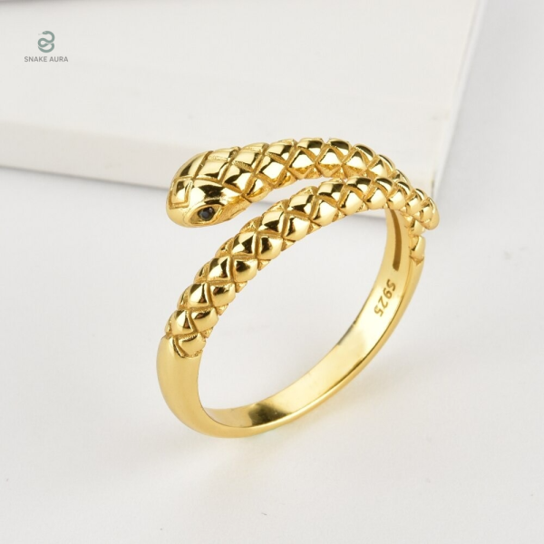 Bague serpent argentée avec finition dorée pour un look distinctif