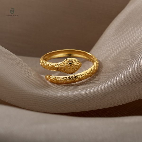 Accessoire élégant, bague serpent dorée, style affirmé pour femme