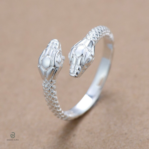 Bijou serpent à deux têtes, style contemporain et unique