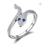 Bague serpent argentée avec finition bleue élégante