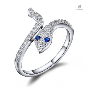 Bague serpent argentée avec finition bleue élégante