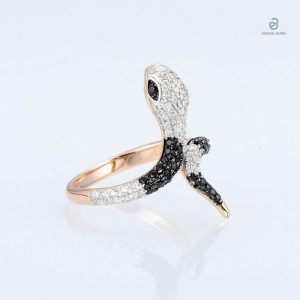 Bague serpent argentée ornée de motifs stylisés