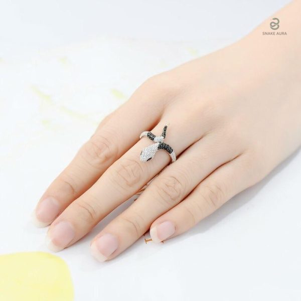Bijoux fantaisie, bague serpent en argent pour un look unique