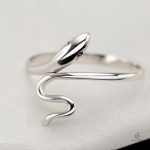 Bague serpent en argent avec pierre rubis scintillante