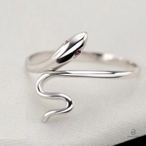 Bague serpent en argent avec pierre rubis scintillante