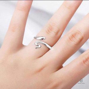 Design serpent élégant, bijou femme en rubis lumineux