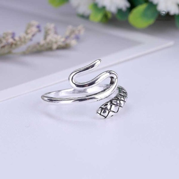 Bague argentée serpent, accessoire tendance pour femmes