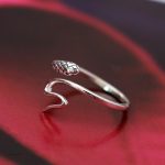 Accessoire féminin argenté en forme de serpent, à la mode