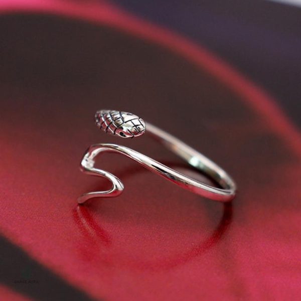Accessoire féminin argenté en forme de serpent, à la mode