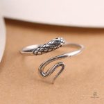 Bague serpent argentée, symbole de mystère et d'élégance