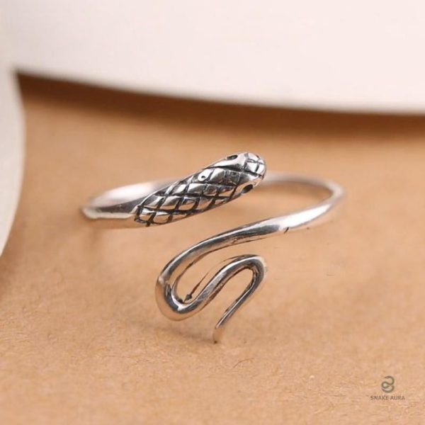 Bague serpent argentée, symbole de mystère et d'élégance