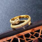 Bague femme serpent en or, accessoire chic et tendance