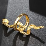 Accessoire femme, bague serpent en or pour un style unique