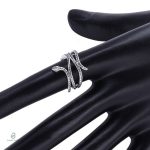 Bague serpent argentée au design unique pour un engagement