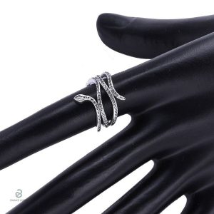 Bague serpent argentée au design unique pour un engagement