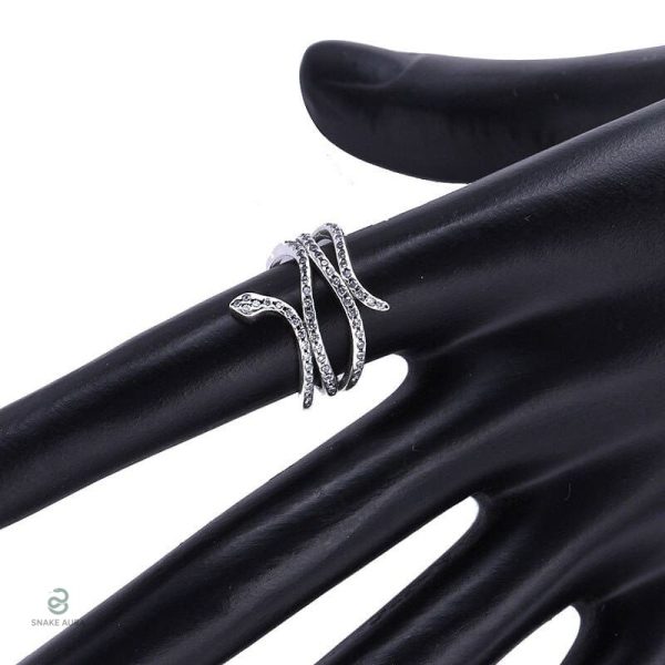 Bague serpent argentée au design unique pour un engagement