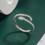 Bague serpent argentée, délicate et moderne pour un look unique