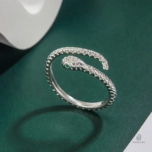 Bague serpent argentée, délicate et moderne pour un look unique