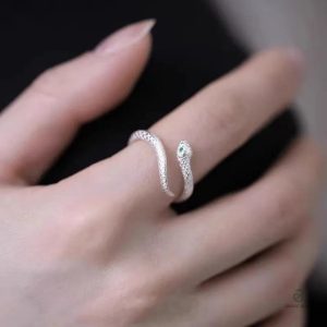 Bijou serpent en argent, accessoire tendance pour femmes