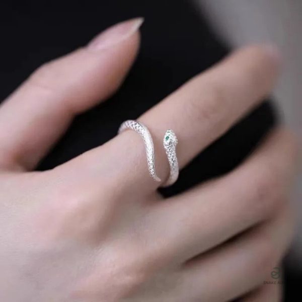 Bijou serpent en argent, accessoire tendance pour femmes