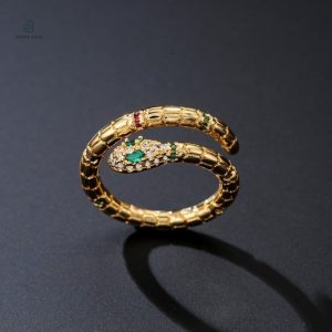 Bague serpent délicate dorée pour un style tendance