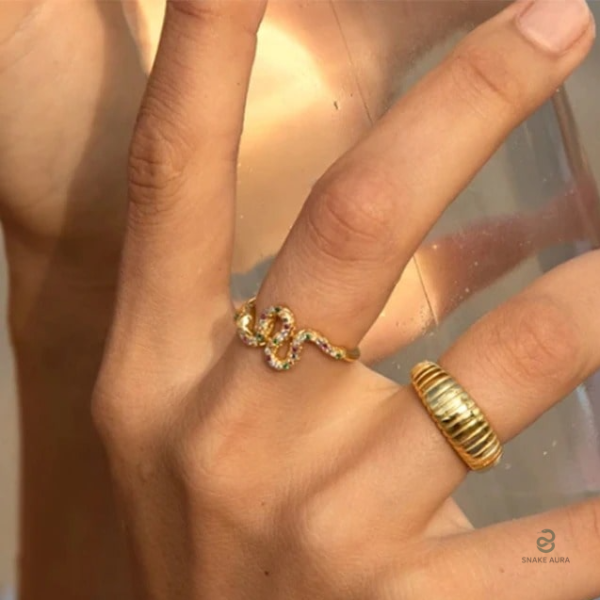 Bague fine en argent avec motif serpent et couleurs variées