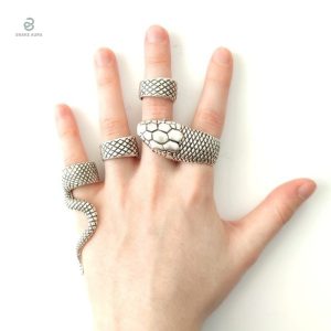 Bague serpent gothique en argent, design élégant et mystérieux