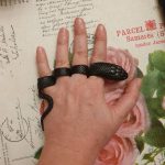 Bague Serpent Gothique Noire au design élégant et mystérieux