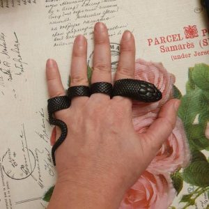 Bague Serpent Gothique Noire au design élégant et mystérieux