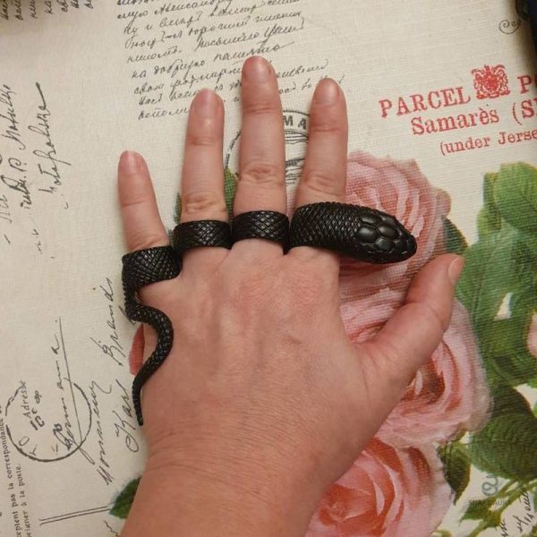 Bague Serpent Gothique Noire au design élégant et mystérieux