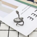 Bague serpent grise avec design unique et contemporain