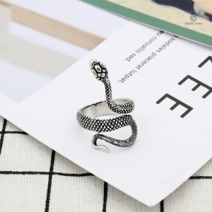 Bague serpent grise avec design unique et contemporain