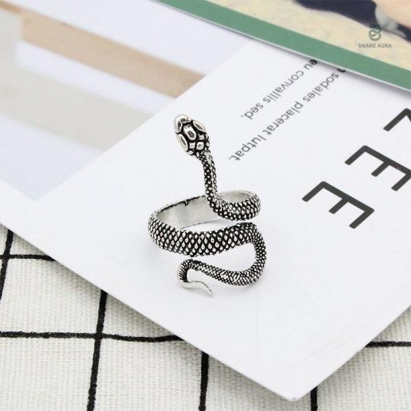 Bague serpent grise avec design unique et contemporain
