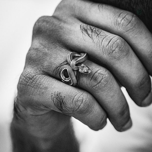 Bague serpent homme gothique en métal noir