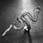 Bague serpent avec design raffiné en acier inoxydable durable