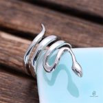 Bijou serpent en argent, style raffiné et contemporain