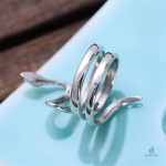 Accessoire mode serpent argenté, touche de luxe