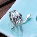Bague serpent argentée, un symbole de charme et mystère