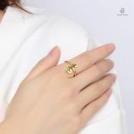 Bague serpent raffinée en or et acier durable