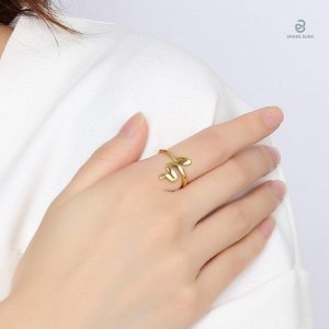 Bague serpent raffinée en or et acier durable