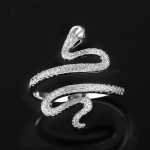 Bague serpent en or blanc élégant et raffiné