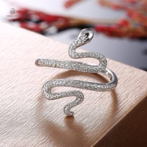 Bijou serpent en or blanc pour une touche chic