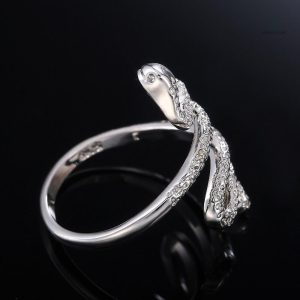 Bague originale serpent en or blanc brillant