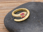 Bague en or serpent ornée d'un diamant rose élégant